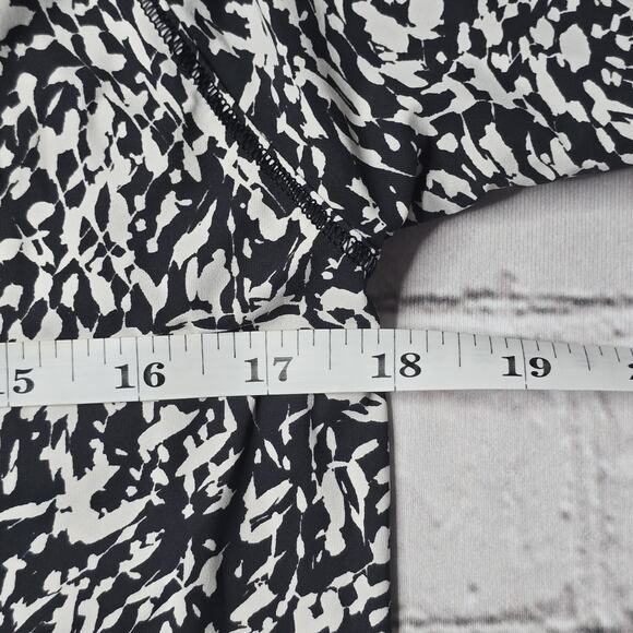 Athleta Ultimate Train Black White Print Long Sleeve Crew Neck Top Size Small - Picture 8 of 10